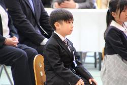 入学式で緊張しながらも式辞に耳を傾ける児童の様子3