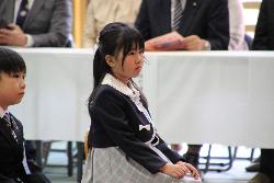 入学式で緊張しながらも式辞に耳を傾ける児童の様子4