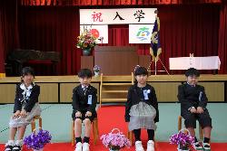 入学式で記念撮影をする児童の様子