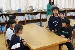 縦割り班活動の顔合わせで意見を発表する児童の様子