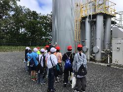 生ゴミからエネルギーを生み出す仕組みについて見学する児童2