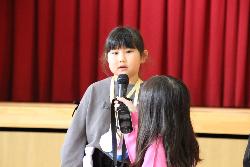 1年生を迎える会でインタビューを受ける児童の様子