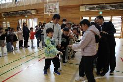 ジャンケン列車を全校で楽しむ様子2