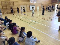 鼓笛隊の演奏に聞き入る下級生の様子