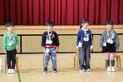 1年生を迎える会で全校の前に整列した1年生の様子
