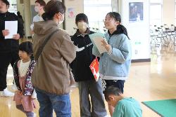 学習参観で会場にいた保護者の方にインタビューする5年生の様子