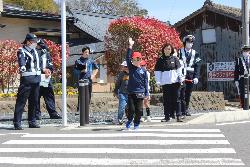 実際の道路で横断歩道の渡り方を指導してもらう児童の様子