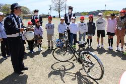 自転車の点検、安全な乗り方等を指導してもらう児童の様子