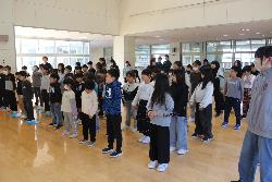 校歌と児童会の歌の練習をする児童の様子