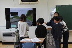 通学路の画面を確認しながら避難方法について情報共有する児童の様子
