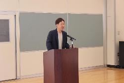 開校記念集会で話をする前PTA会長の様子