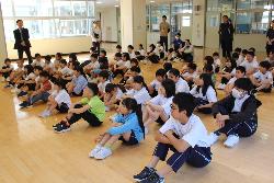 前PTA会長の話に耳を傾ける児童の様子