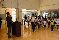 お礼の言葉を述べる代表児童の様子