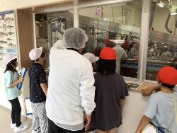 蒲鉾について会長さんからお話を聞く児童の様子3
