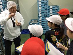蒲鉾について会長さんからお話を聞く児童の様子1