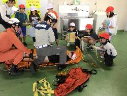 消防署の見学をする児童の様子2