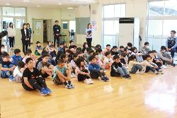 警察署の方の話を聞く児童の様子