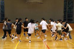 第2部フォークダンスをする児童の様子1