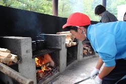 野外炊飯をする児童の様子（かまど係）