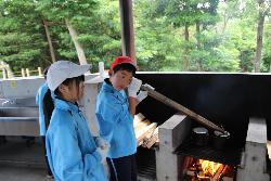 野外炊飯をする児童の様子（かまど係）2