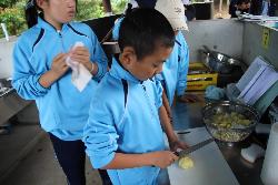 野外炊飯をする児童の様子（カレー係）