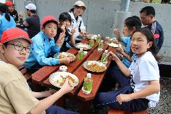 できあがったカレーを食べる児童の様子2