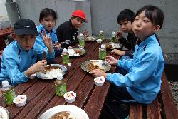 できあがったカレーを食べる児童の様子3