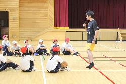 夢を持つこと、言葉を大切にすること、一つのことをやり続けることの大切さを児童に話す亀山選手の様子