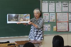 読み聞かせボランティアの読み聞かせの様子