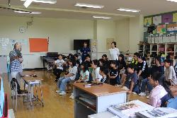 読み聞かせボランティアの語りに耳を傾ける児童の様子1