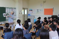 読み聞かせボランティアの語りに耳を傾ける児童の様子2