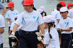 網にかかった魚を拾い集める児童の様子2