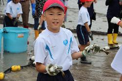 網にかかった魚を拾い集める児童の様子3