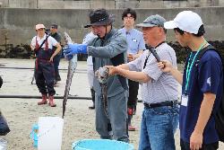 とれた魚について地域の詳しい方からお話をいただいている様子