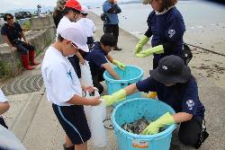 とれた魚を持ち帰る児童の様子
