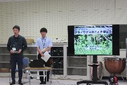 熊についての講話をする役場職員の様子