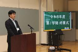 1学期の終業式で話をする校長の様子