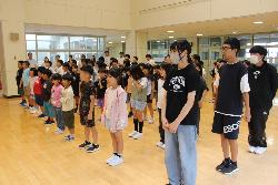 1学期の終業式に参加する児童の様子