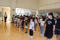 2学期始業式に参加する全校児童の様子