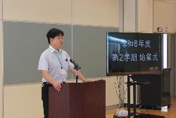 2学期の始業式で話をする校長の様子