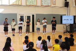 児童朝会で発表する計画委員の様子1
