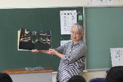 読み聞かせを行うボランティアの様子