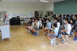 読み聞かせボランティアによる読み聞かせに聞き入る児童の様子2