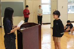 代表で多読賞の賞状を受け取る児童の様子3