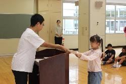 代表で多読賞の賞状を受け取る児童の様子2