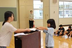 代表で多読賞の賞状を受け取る児童の様子1