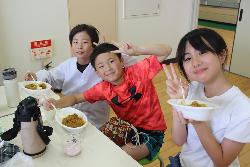 できあがったカレーを食べる児童の様子