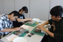 勾玉作り体験学習をする児童の様子