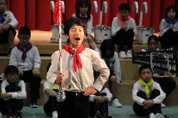 学年の演技を発表する児童の様子2