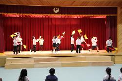 学年の演技を発表する児童の様子1